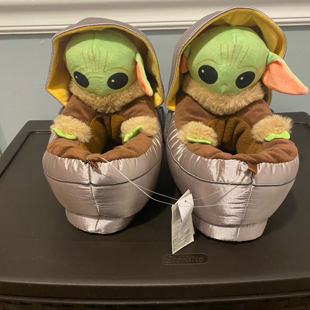 Gap Star wars Green and Silver Plush Baby Yoda Slippers Size Five Boys NWT